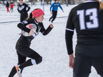 Красные девицы и добрые молодцы: как играют в снежное регби