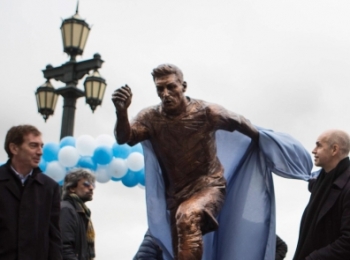 Вандалы распилили статую Месси в Буэнос-Айресе