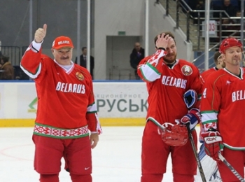 Победа на льду: Лукашенко раздал плюшевых мишек хоккейным болельщикам