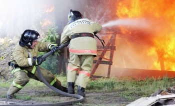 Сотрудники МЧС спасли двух человек при пожаре в Москве