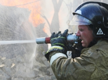 Из горящей квартиры на востоке Москвы спасли десять человек