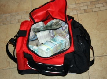Из машины жителя Иркутска украли сумку с 22 млн рублей