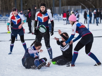 Красные девицы и добрые молодцы: как играют в снежное регби