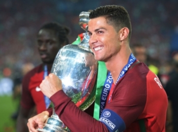 Роналду стал футболистом года по версии ФИФА в четвертый раз