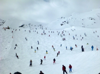 Зимний отдых: в Кыргызстане на лыжи ставят всех