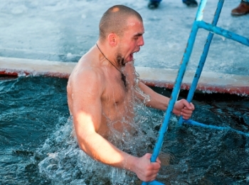 Зимний заплыв: в Минске соревновались пожилые и юные «моржи»