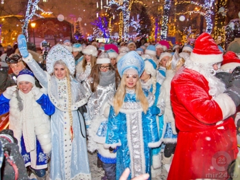 Более 350 Снегурочек одновременно вышли на улицы Москвы