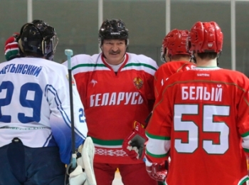 Команда Лукашенко переиграла хоккеистов из Витебска