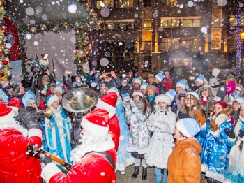 Более 350 Снегурочек одновременно вышли на улицы Москвы