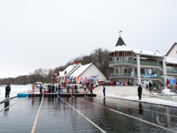 Моржи из нескольких стран устроили заплыв в Минске