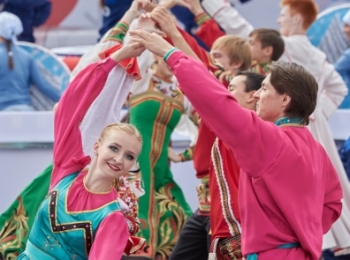 Петербуржцы встретили Год петуха в ритме танца