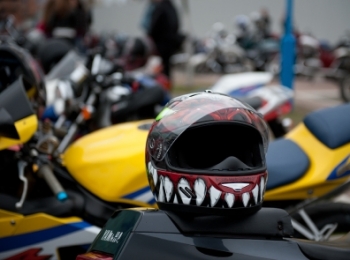 Полиция Кипра ищет россиянина, умчавшего на мотоцикле по пути в суд