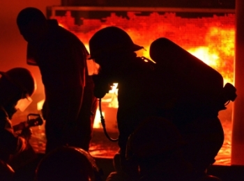 В порту Владивостока загорелся рыболовецкий траулер