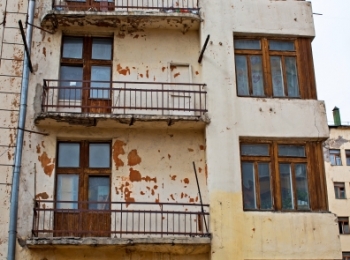 На Урале пьяная женщина свесила ребенка с балкона пятого этажа