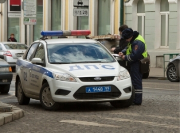 В центре Москвы водитель нагло прокатился по пешеходной зоне: хулигана ищут