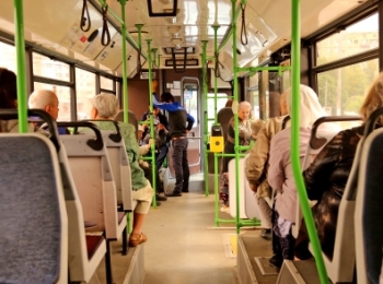 Автобус врезался в учебный троллейбус в Петербурге: есть раненые