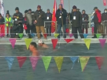 Для души и тела: «моржи» устроили заплыв в Китае
