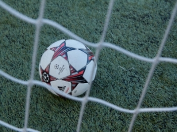 Футболист отправил мяч в «девятку» после сеанса гипноза