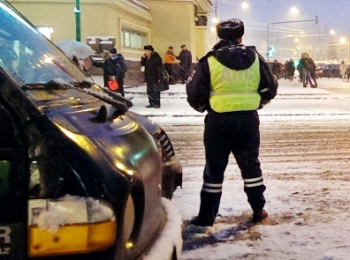 Внедорожник сбил 10-летнюю девочку на остановке в Петербурге