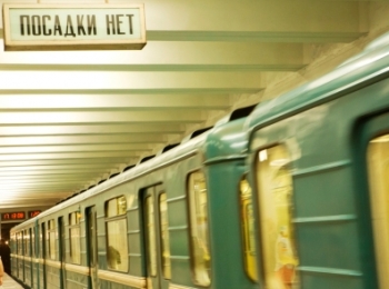 На рельсы московского метро упал человек