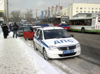 Водитель легковушки и скорой помощи подрались в Москве после ДТП