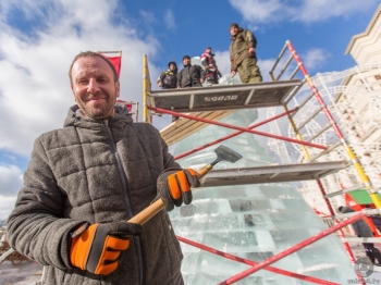 В центре Москвы установили 8-метровую ледяную скульптуру Масленицы