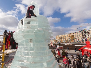 В центре Москвы установили 8-метровую ледяную скульптуру Масленицы